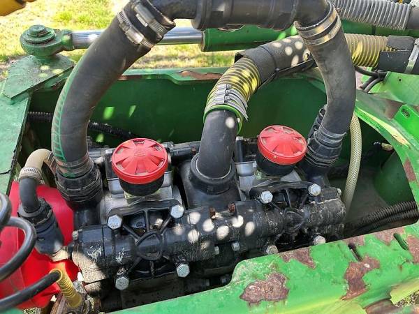 Причіпний обприскувач John Deere 840 (2001)