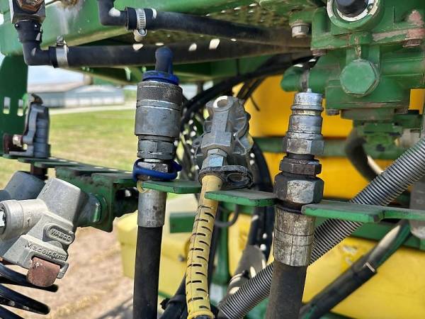Причіпний обприскувач John Deere 840 (2001)