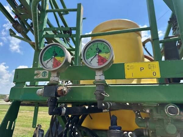 Причіпний обприскувач John Deere 840 (2001)