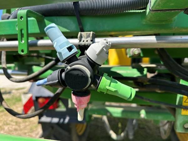 Причіпний обприскувач John Deere 840 (2001)