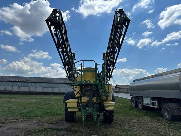 Причіпний обприскувач John Deere 840 (2001)