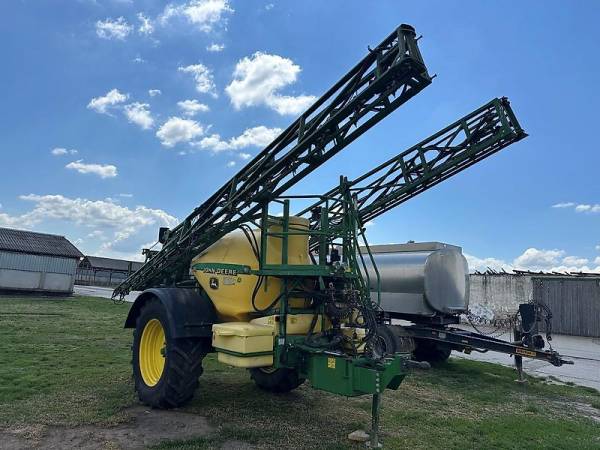 Причіпний обприскувач John Deere 840 (2001)