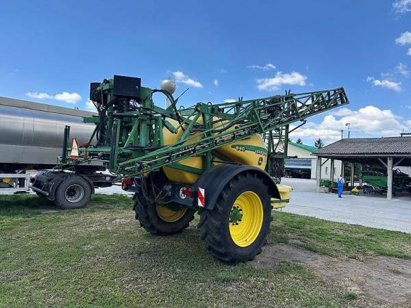 Причіпний обприскувач John Deere 840 (2001)