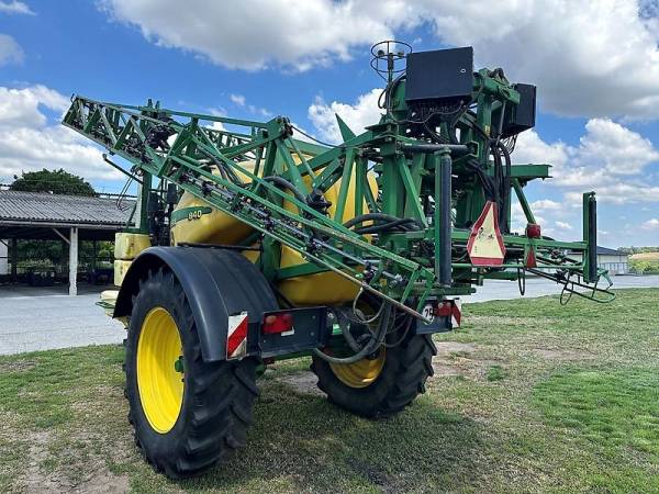 Причіпний обприскувач John Deere 840 (2001)