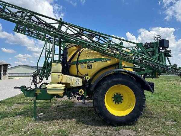 Причіпний обприскувач John Deere 840 (2001)