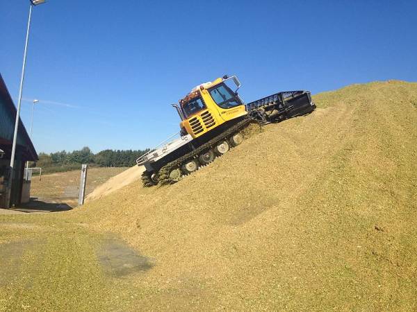 Ратрак Kassbohrer PistenBully PB 300 (2001)
