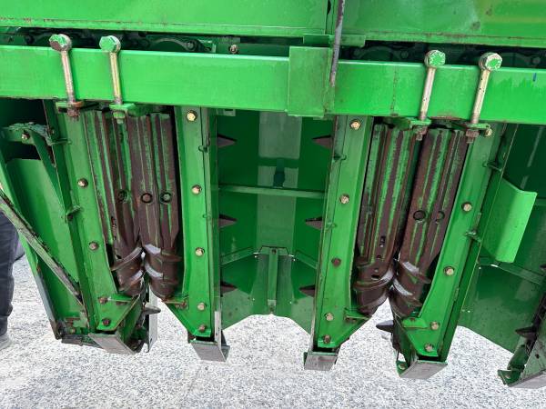 Жатка кукурузная John Deere 670 6-ти рядная