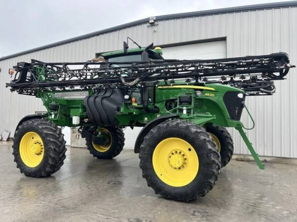 Самохідний обприскувач John Deere 4830 (2012)