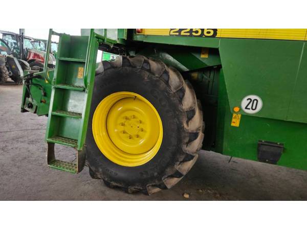 Комбайн John Deere 2256 (2001)
