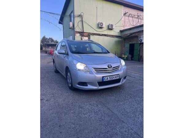 Автомобіль  Toyota Verso (2010)