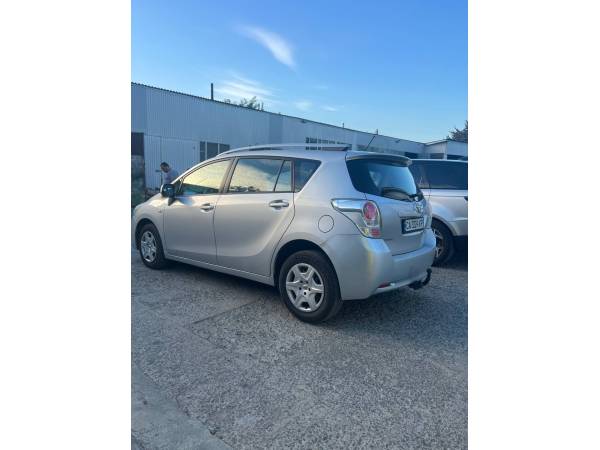 Автомобіль  Toyota Verso (2010)