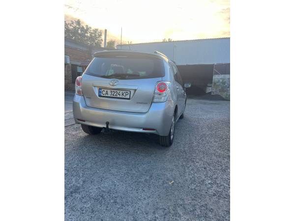 Автомобіль  Toyota Verso (2010)