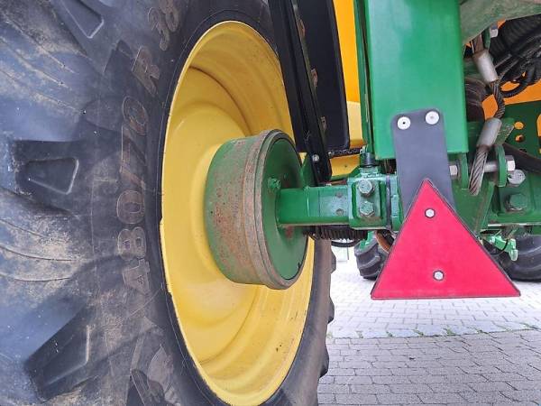 Причіпний обприскувач John Deere 732i (2008)