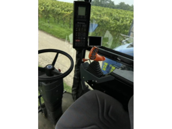 Виноградоуборочный комбайн New Holland Braud VM460 (2006)