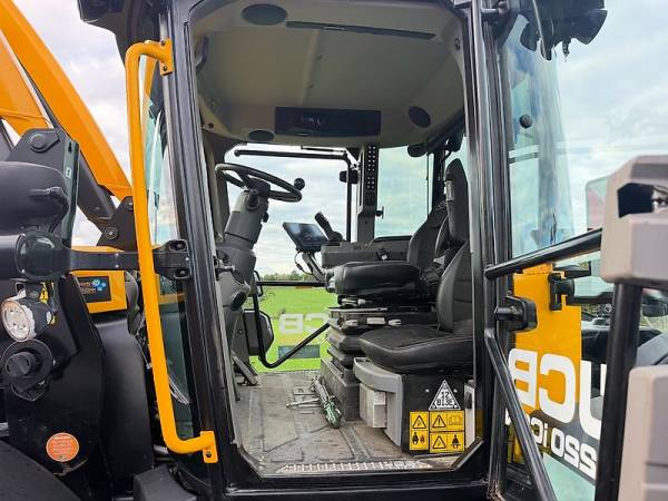 Трактор JCB Fastrac 4220 (2023)