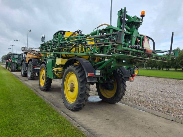 Самохідний обприскувач John Deere R4040i (2015)