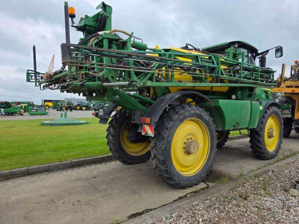 Самохідний обприскувач John Deere R4040i (2015)