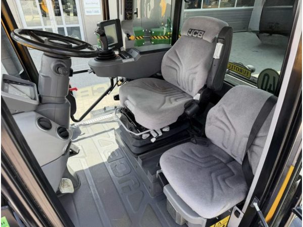 Трактор JCB Fastrac 4220 (2020)