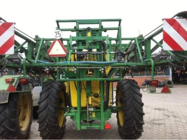 Прицепной опрыскиватель John Deere 638 (2000)