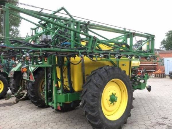 Прицепной опрыскиватель John Deere 638 (2000)