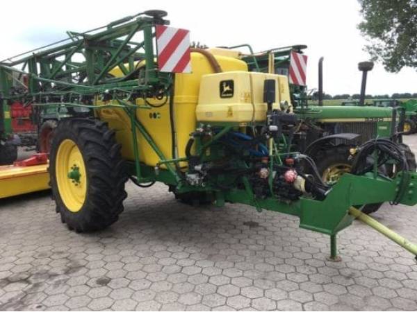 Прицепной опрыскиватель John Deere 638 (2000)