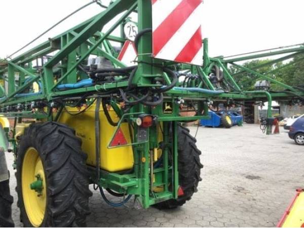 Прицепной опрыскиватель John Deere 638 (2000)