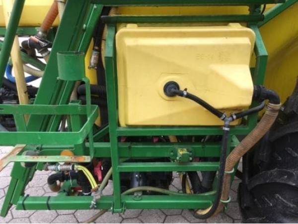 Прицепной опрыскиватель John Deere 638 (2000)