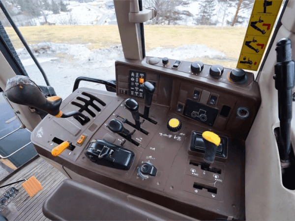 Трактор John Deere 6620 (2002)