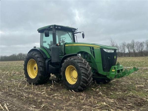 Трактор John Deere 8260 R (2013)