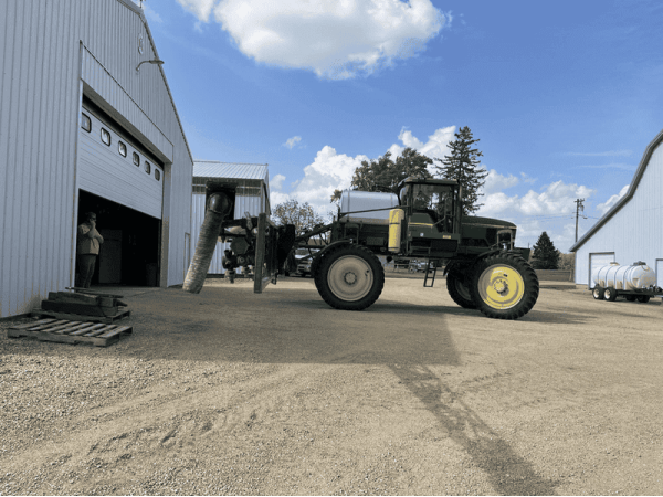 Самохідний обприскувач John Deere 4710 (2004)