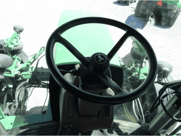 Самоходный опрыскиватель John Deere 4710 (2004)