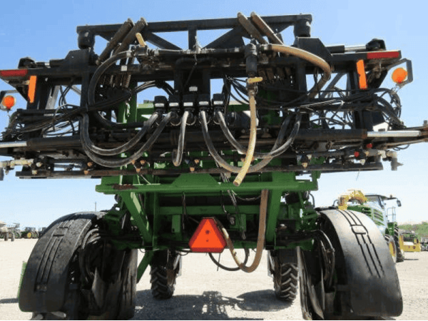 Самоходный опрыскиватель John Deere 4710 (2004)