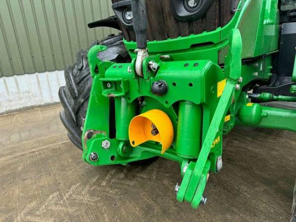 Трактор John Deere 6215R (2015)