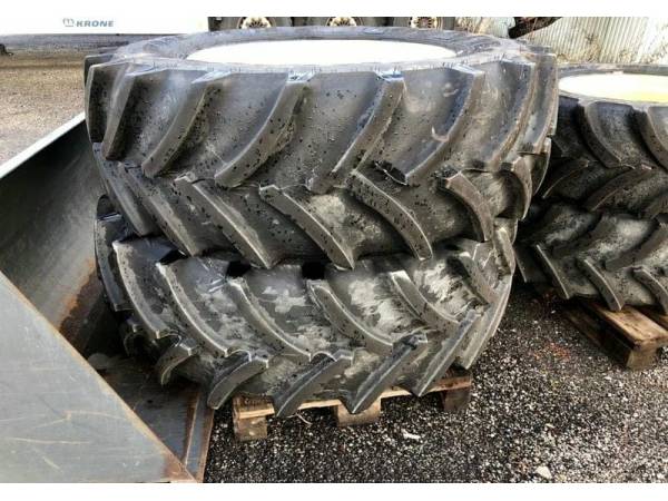 Трактор John Deere 5080R с погрузчиком (2012)