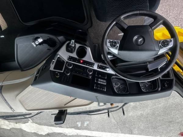 Грузовик штора Mercedes-Benz Actros 2551