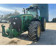 Трактор John Deere 8230