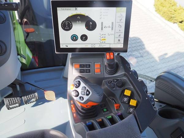 Трактор Claas Axion 920 (2023)