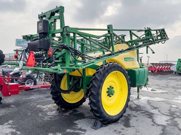 Причіпний обприскувач John Deere 724 (2008)