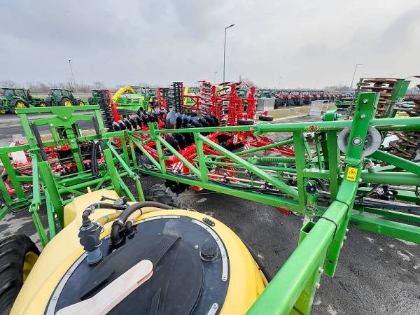 Причіпний обприскувач John Deere 724 (2008)