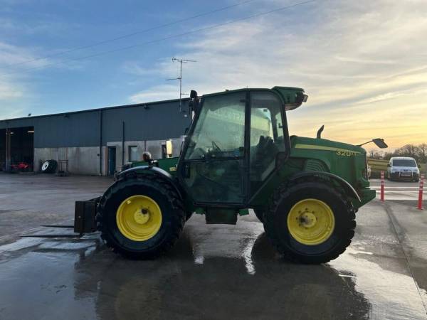 Телескопічний навантажувач John Deere 3200 (2002)