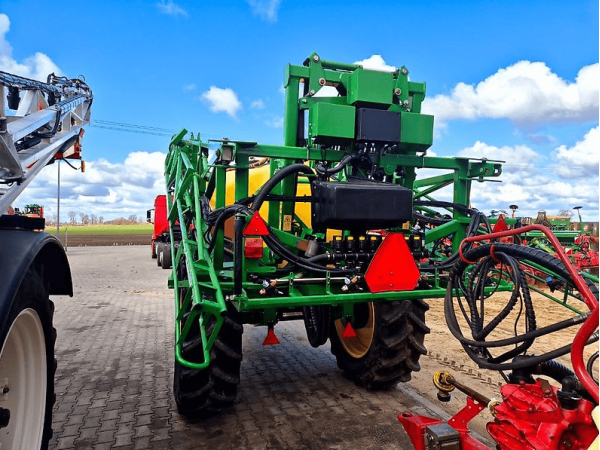 Причіпний обприскувач John Deere 740i (2011)
