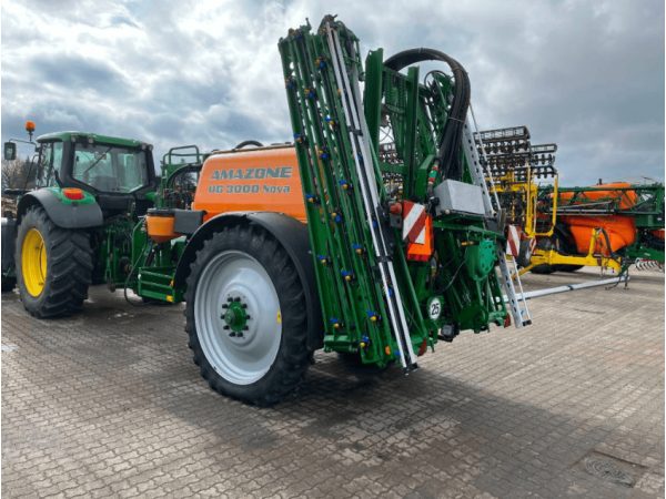 Причіпний обприскувач Amazone UG 3000 (2004)