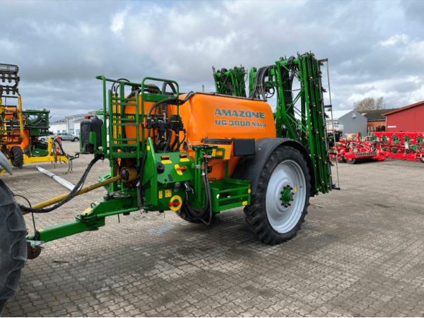 Причіпний обприскувач Amazone UG 3000 (2004)