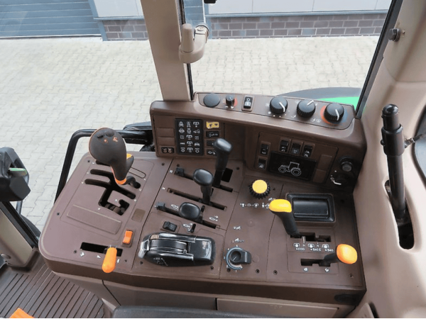 Трактор John Deere 6820 (2003)
