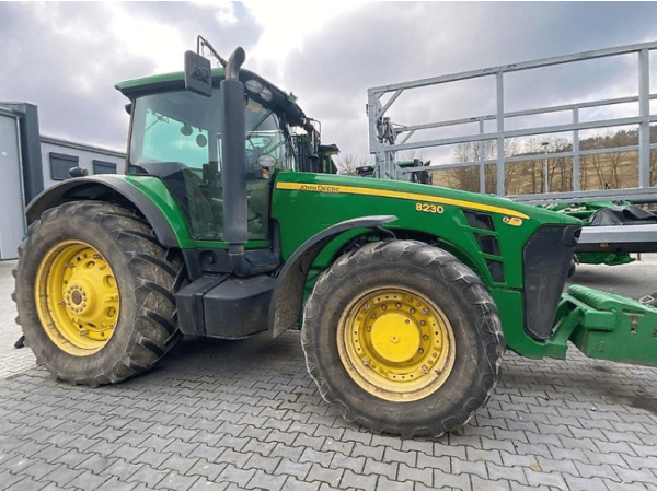 Трактор John Deere 8230 (2009)
