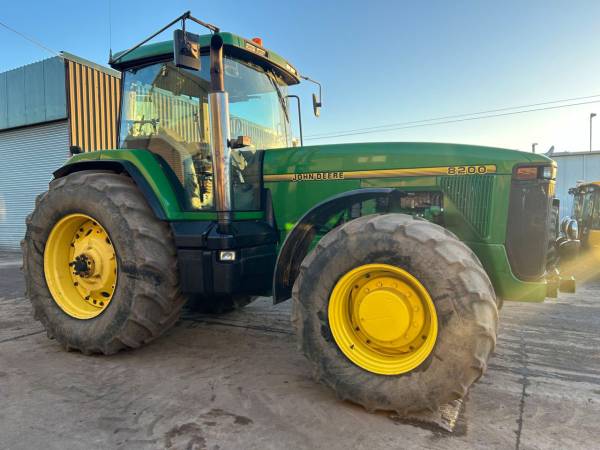 Трактор John Deere 8200 (1997)