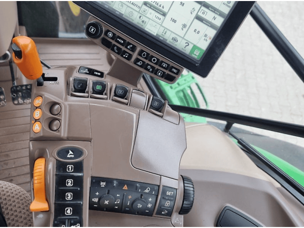 Трактор John Deere 6215R (2015)