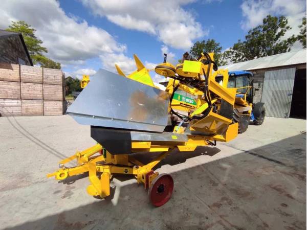 Причіпний комбайн для збирання цукрової кукурудзи Oxbo CP100 (2025)