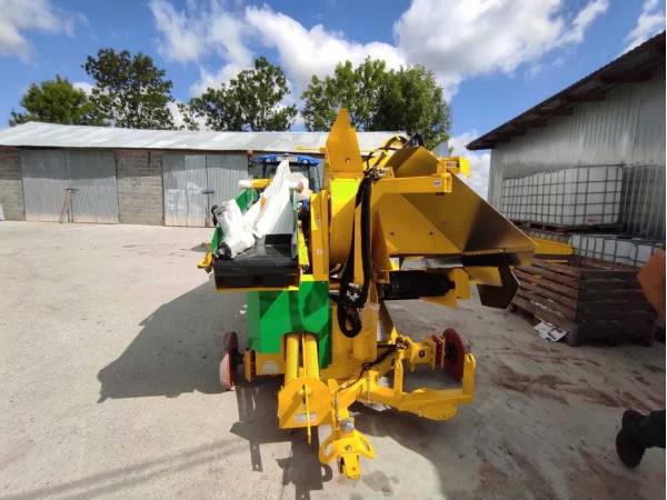 Причіпний комбайн для збирання цукрової кукурудзи Oxbo CP100 (2025)