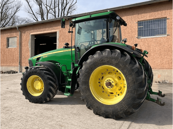 Трактор John Deere 8230 (2007)